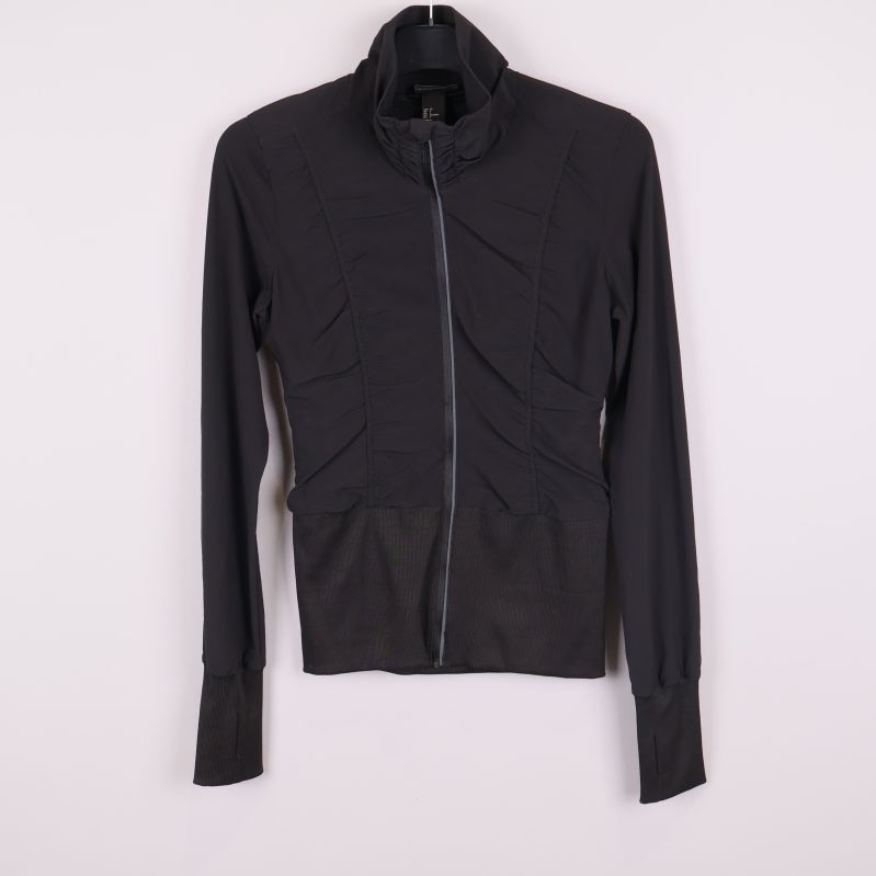 Svart sportjacka med dragkedja och hög krage framifrån