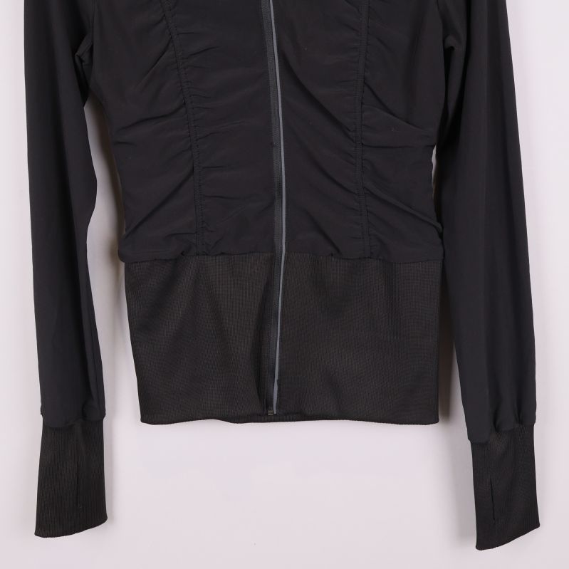 Nederdel av svart jacka med bred meshpanel och långa muddar