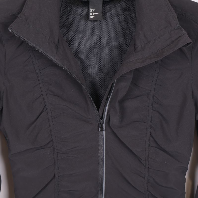 Närbild på jackans dragkedja och mesh vid kragen