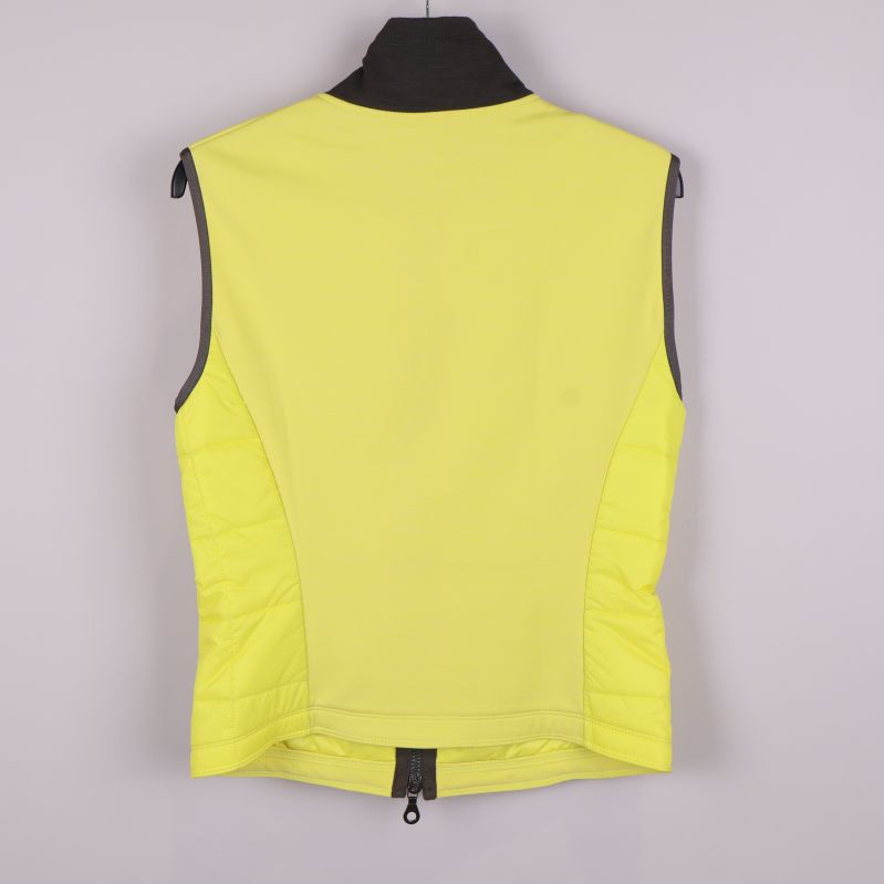 Gul quiltad väst bakifrån med kontrastkrage