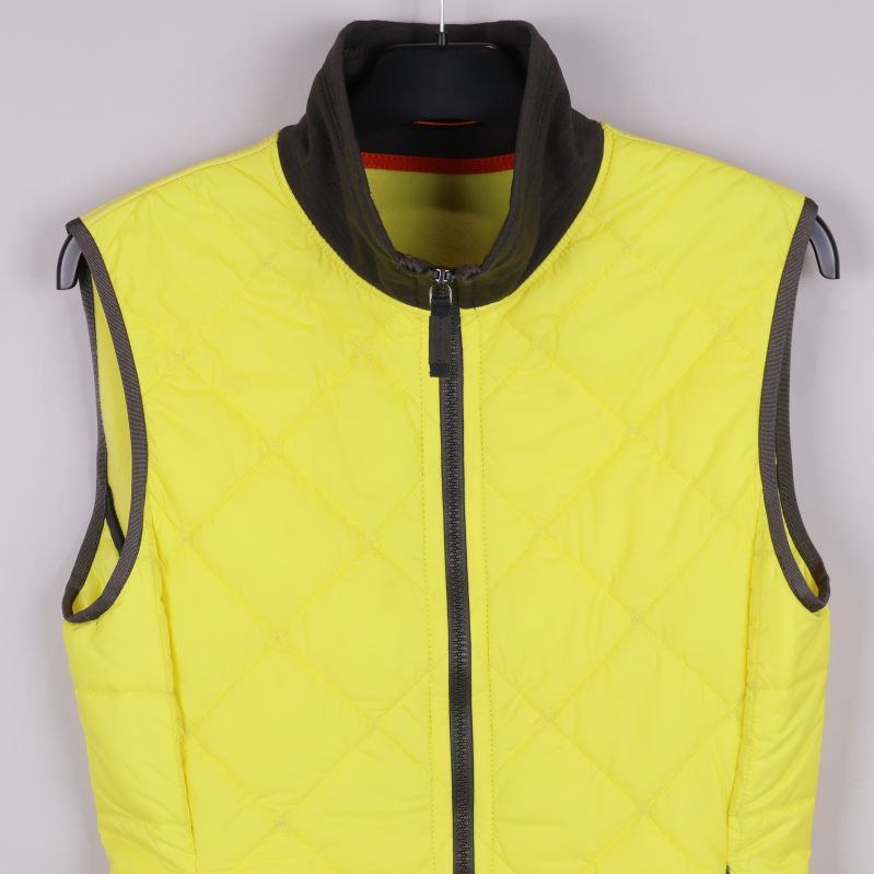 Närbild på överdel av väst med krage och dragkedja