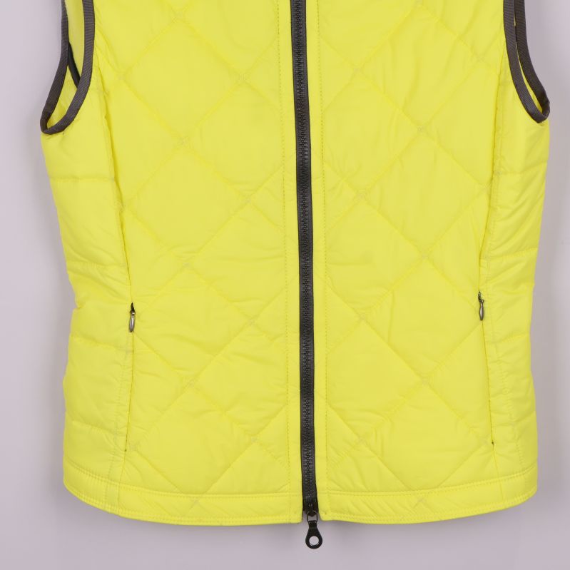 Nedre delen av quiltad väst med fickor och rutmönster