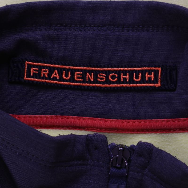 Svart etikett med texten Frauenschuh i orange