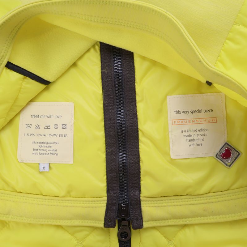 Tvättrådsetiketter och storleksinformation invändigt på väst