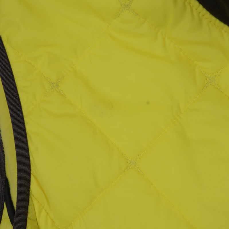 Närbild på fläck på vänster sida av väst