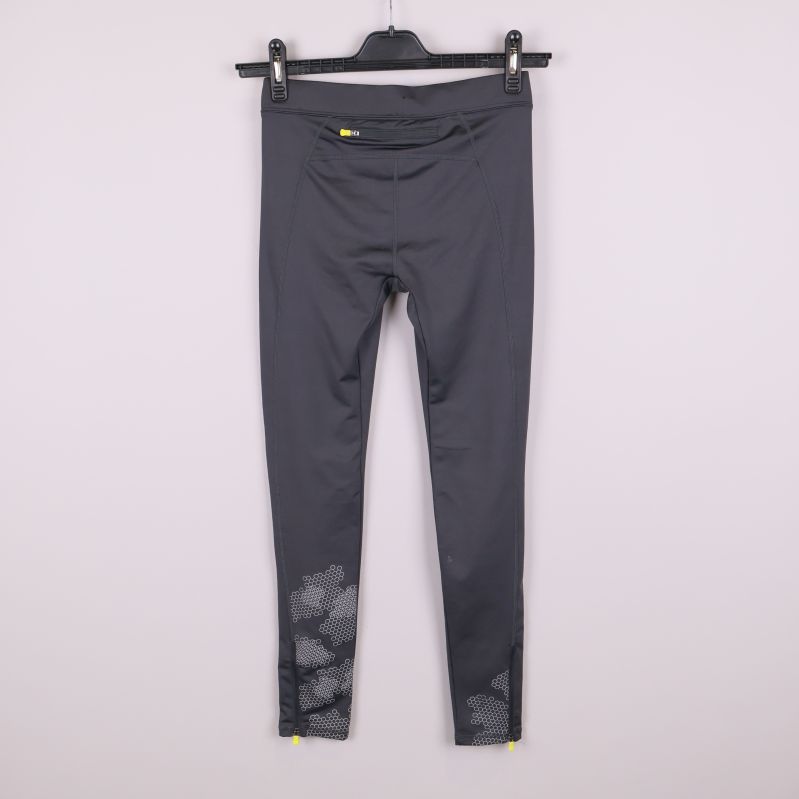 Tights bakifrån med gul dragkedja och mönster på benen