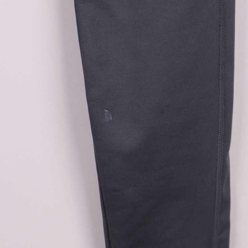 Närbild på liten fläck eller märke på tightsens ben