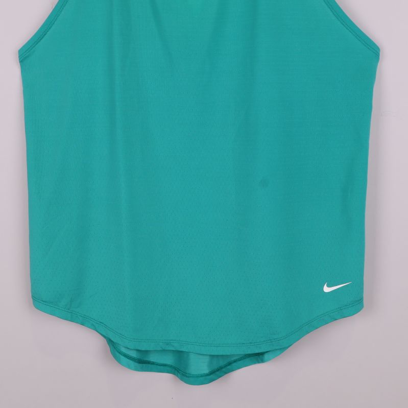 Närbild framsida nederkant med vit Swoosh-logga