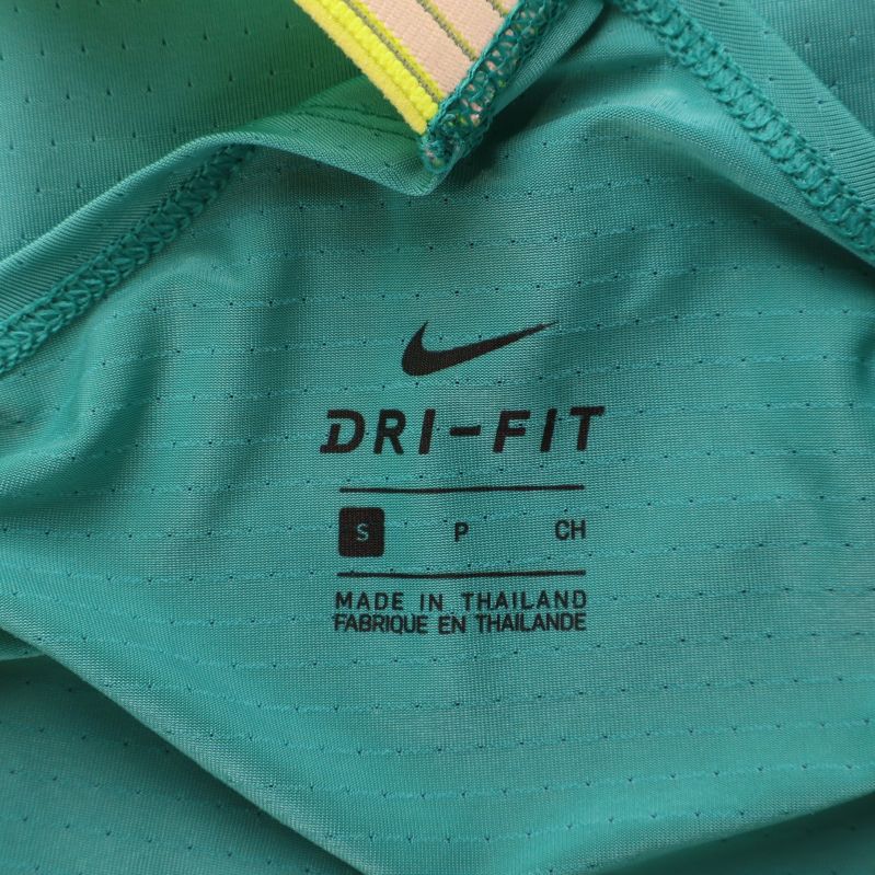 Nike Dri-FIT etikett tryckt på insida linne