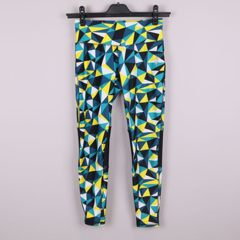 Framsida av tights med grafiskt färgmönster på galge