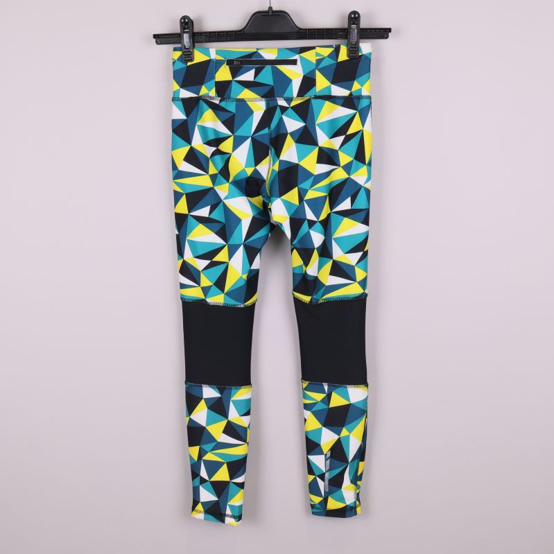 Baksida av tights med mönster och svarta partier