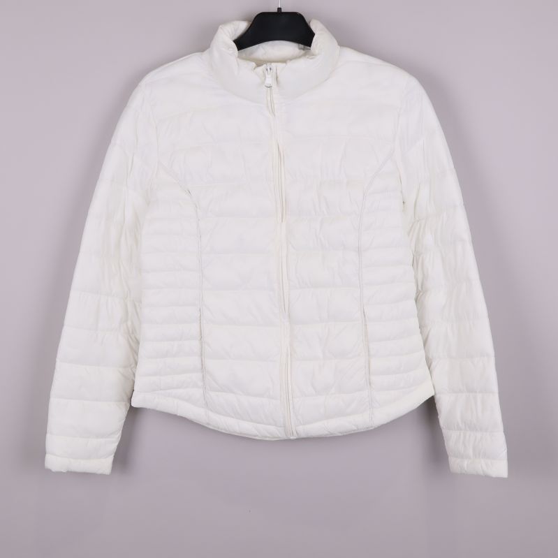 Vit quiltad lättviktsjacka med hög krage och dragkedja framtill
