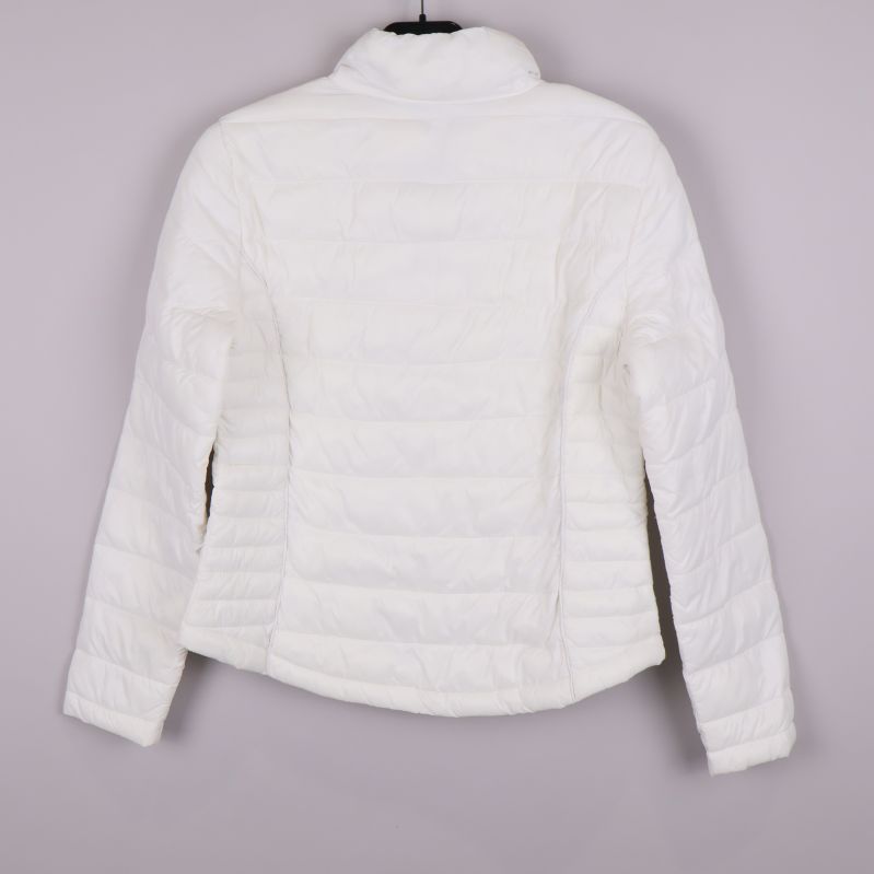 Baksida av vit quiltad lättviktsjacka med lång ärm