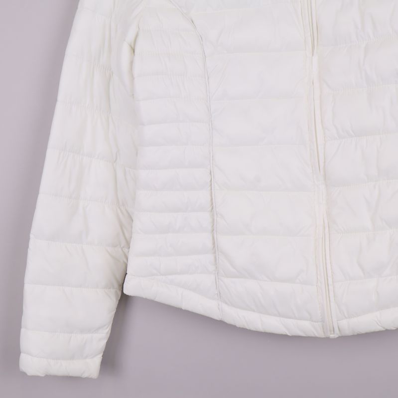 Närbild av nedre delen av jackan där quiltade detaljer syns tydligt