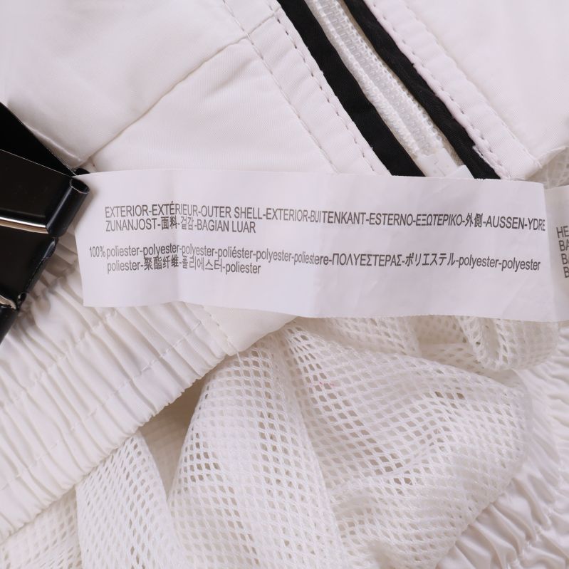 Materiallapp som visar 100% polyester i jackan