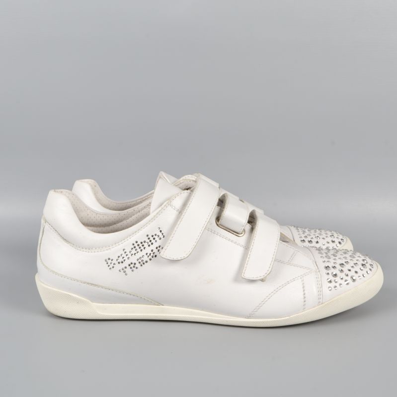 Sida av vit sneaker med Baldinini-logga