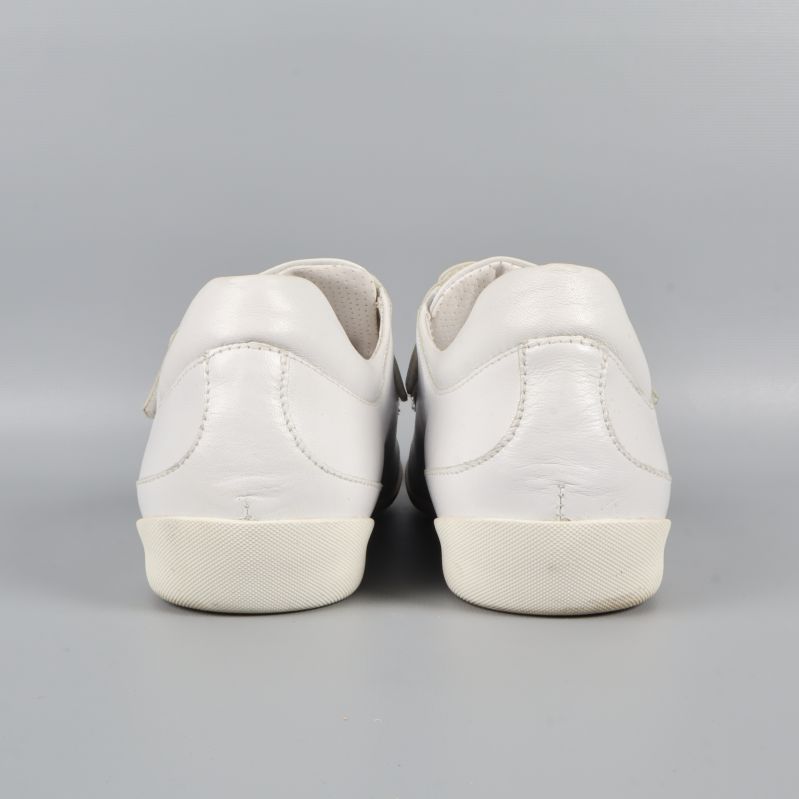 Baksida av vita sneakers