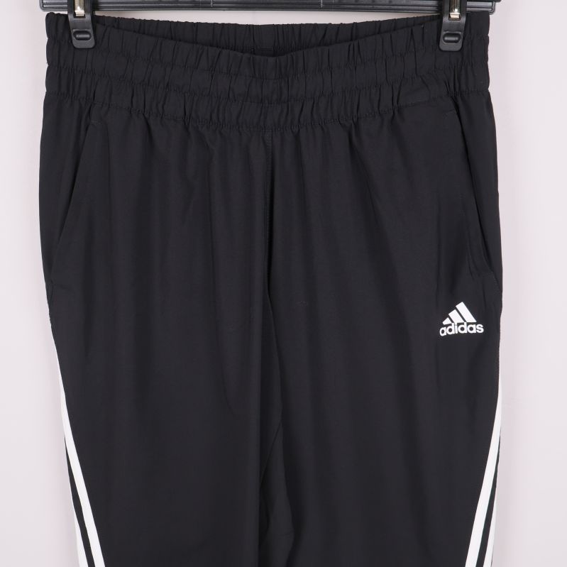 Närbild på byxornas fickor och Adidas-logga