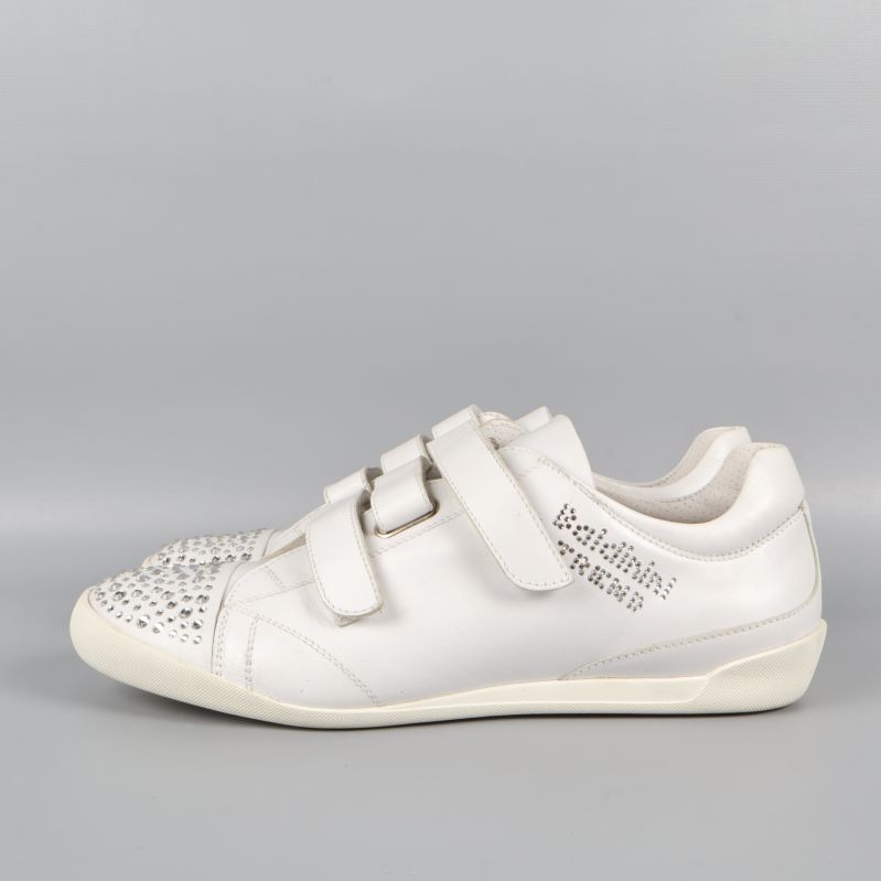 Sida av vit sneaker med Baldinini-logga