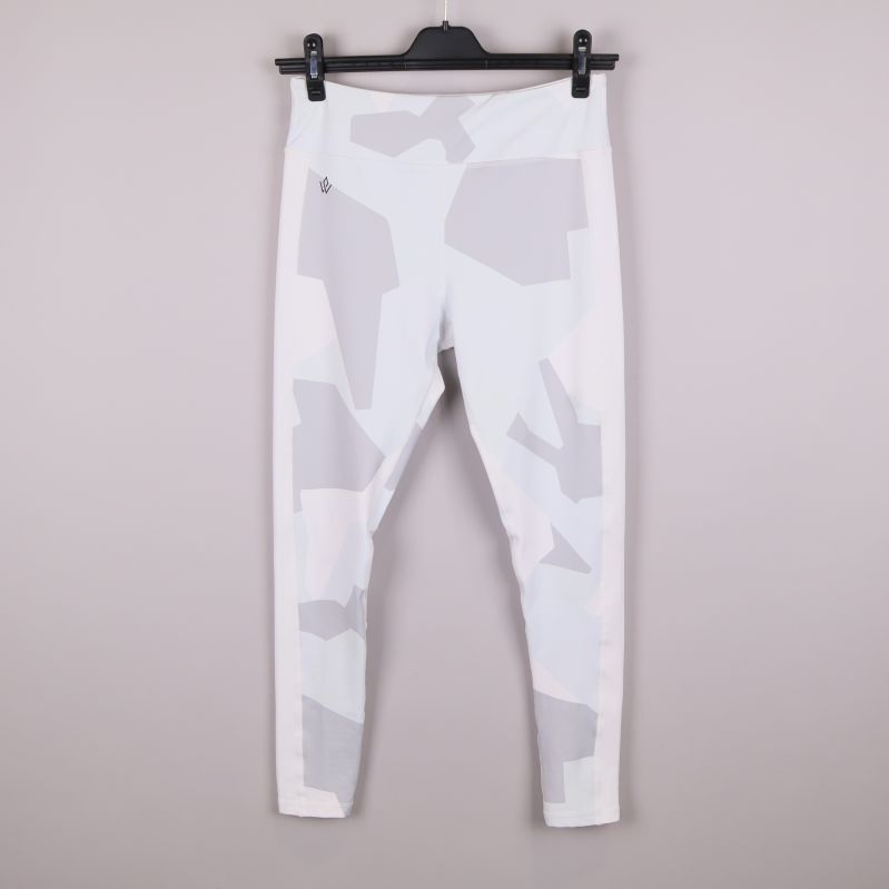 Tights med grafiskt mönster i vitt och grått hängande på galge