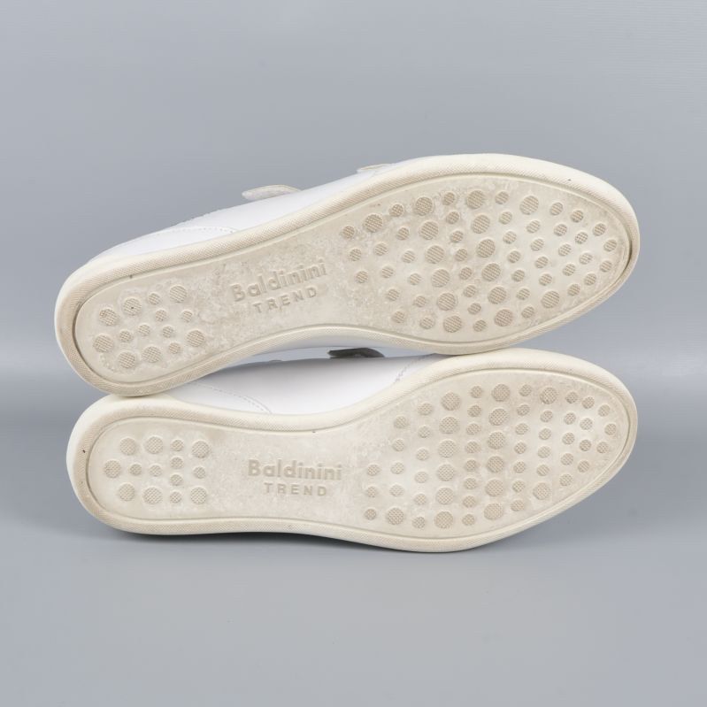 Undersida av vita sneakers