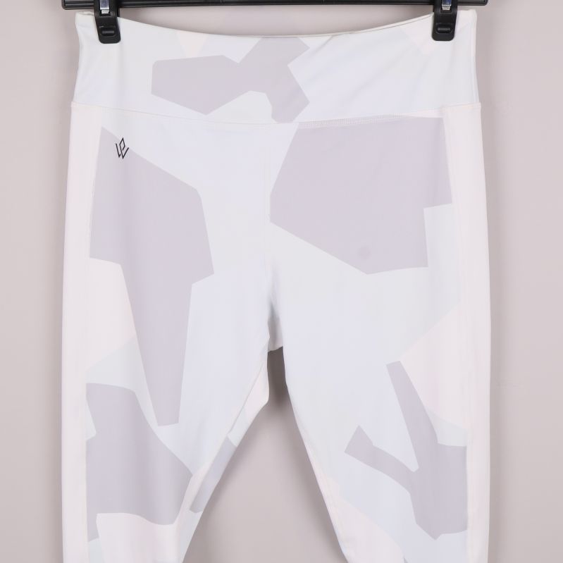 Närbild på midja och mönster på tights