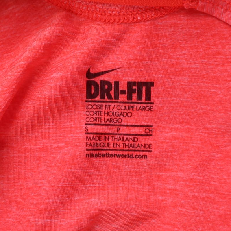 Tryckt tvättlapp inuti plagget visar Nike Dri-Fit och storlek S