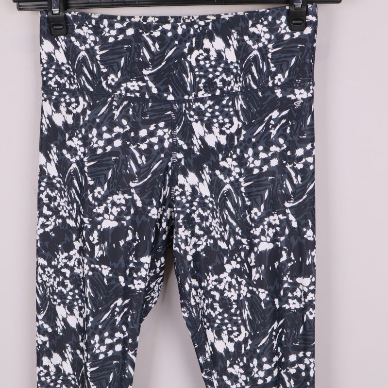 Övre delen av tightsen med tydligt svartvitt mönster