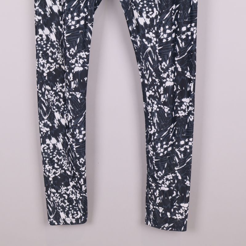 Ben och nederkant av tights med svartvitt mönster