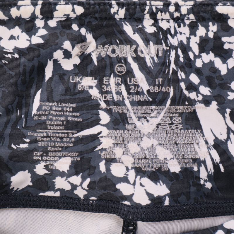 Närbild på insida av tights med tryckt material- och storleksinformation