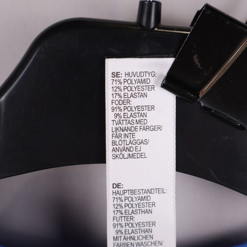 Materiallapp med detaljerade materialprocent på sport-bh