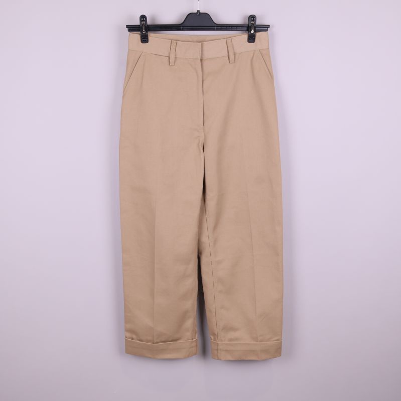 Beige chinos framifrån 