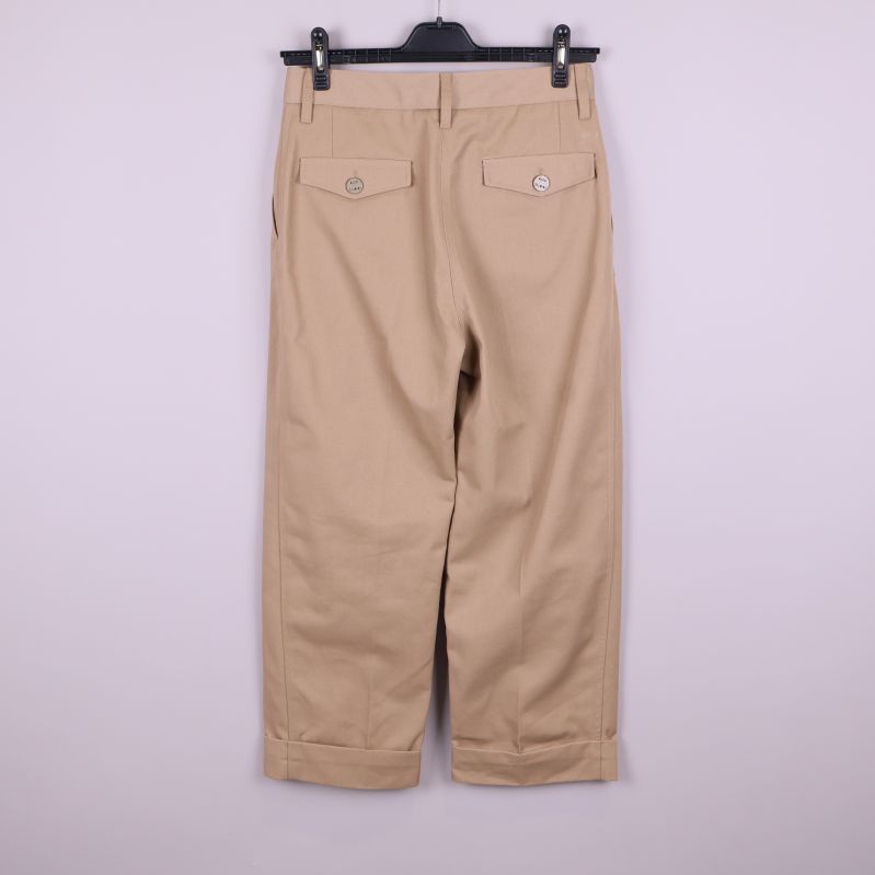 Beige chinos bakifrån med fickor