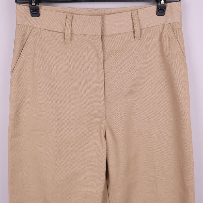 Närbild av chinos midja och bälte