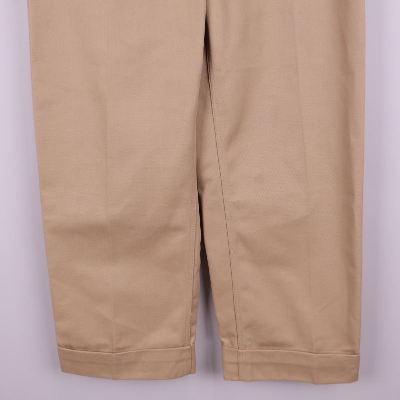 Närbild av chinos ben och fåll