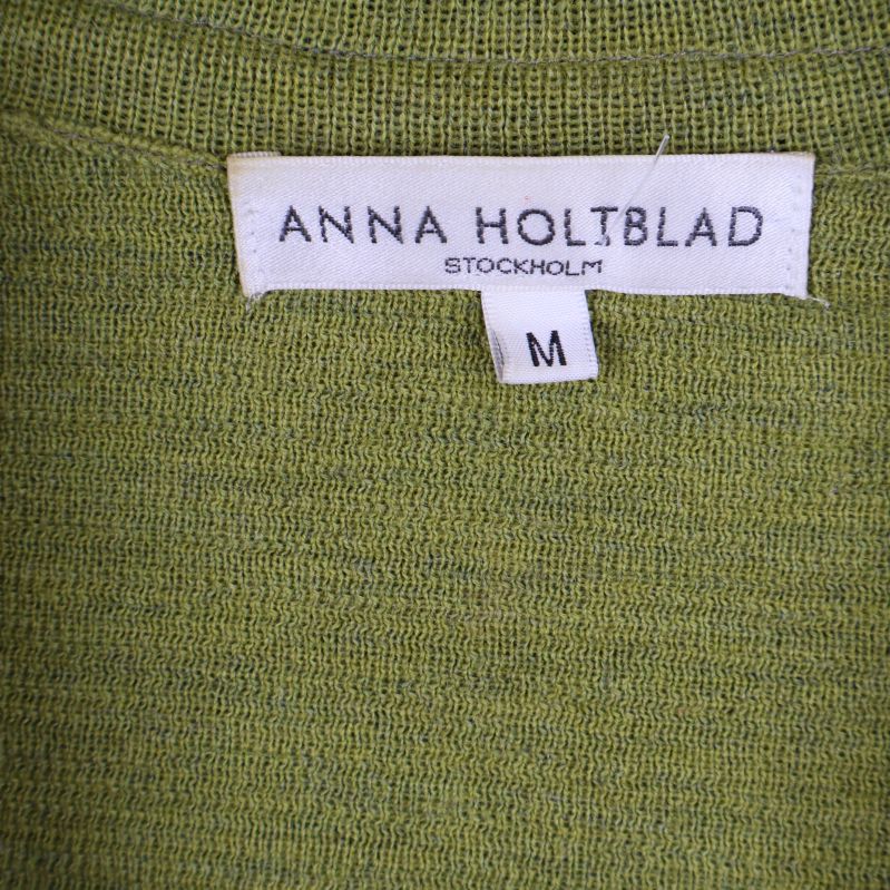 Närbild på Anna Holtblad-etikett och storlek M