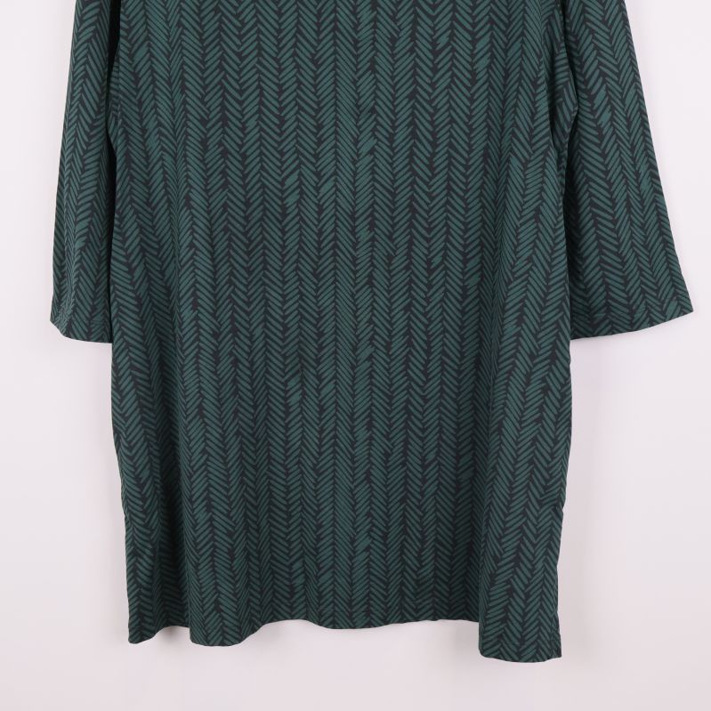 Nedre del av grönmönstrad Marimekko tunika
