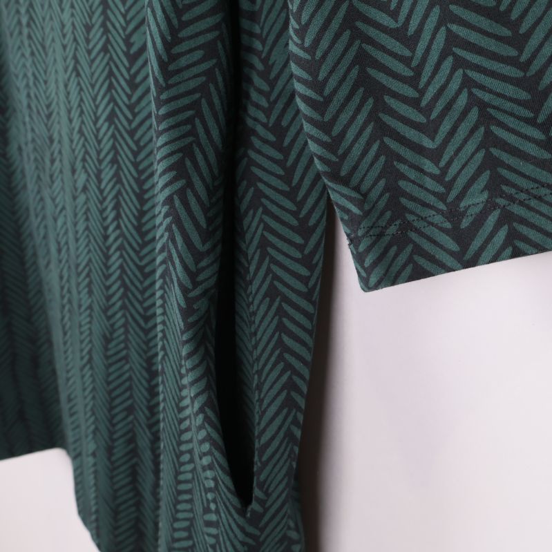 Närbild på ärm och sidosöm med mönstrad textil