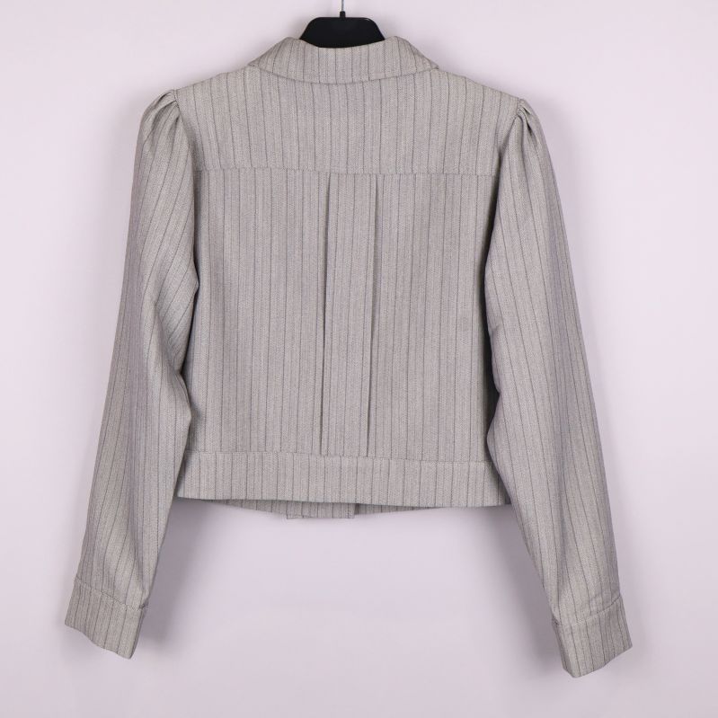 Baksida av jacka med randigt mönster och puffärmar