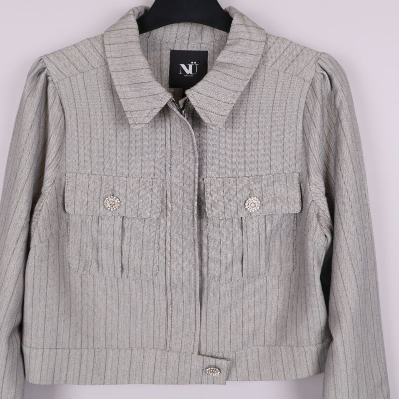 Närbild på jackans framsida med fickor och krage