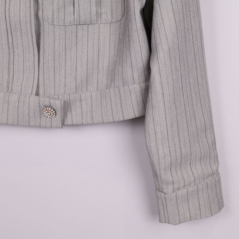 Närbild på nederkant och ärm, synliga knappar