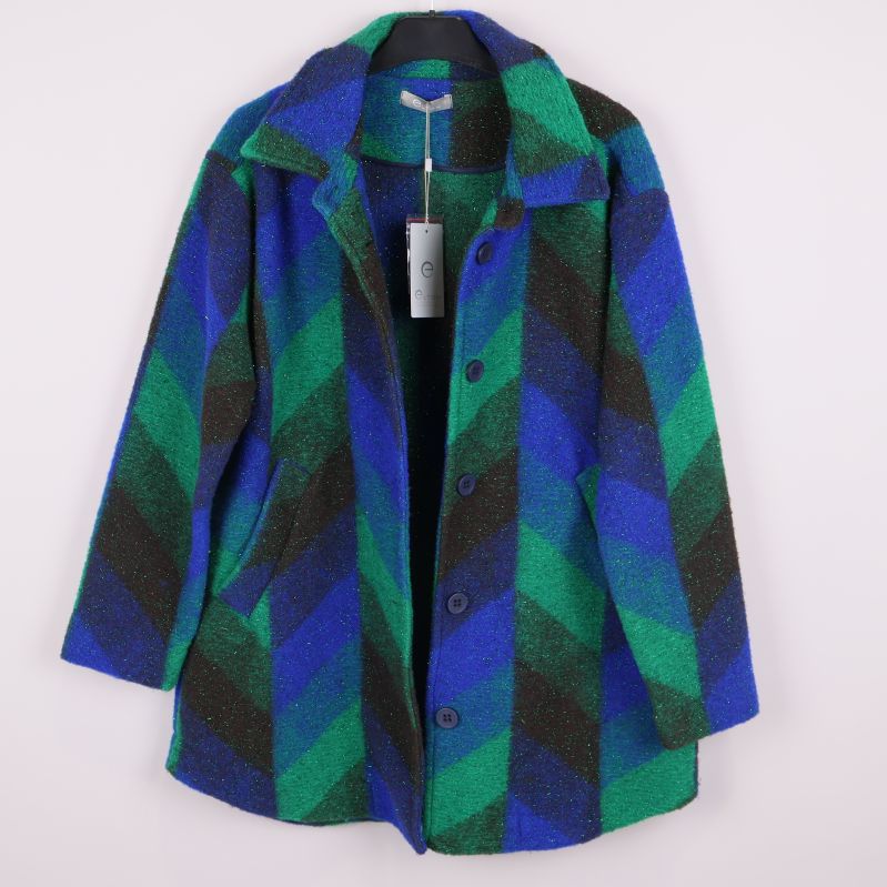 Jacka med öppen framsida som visar insidan och etikett