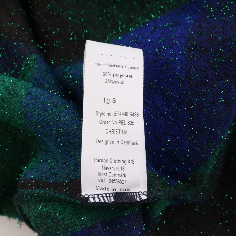 Tvättetikett med materialinformation i jackans insida