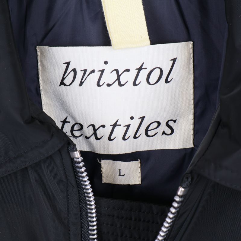 Närbild på etiketten från brixtol textiles i krage