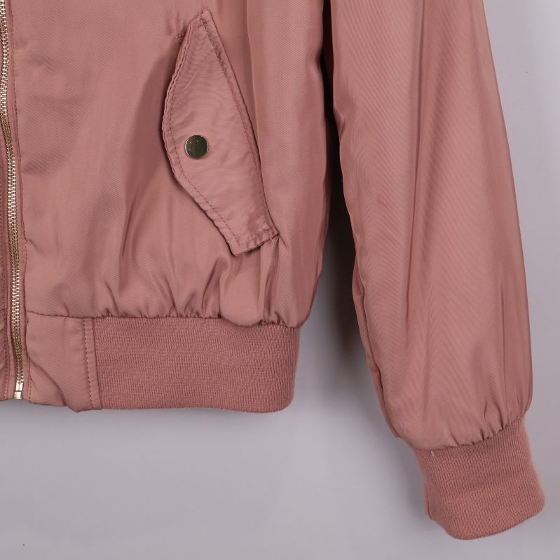 Närbild av höger ficka och ärmslut på jackan