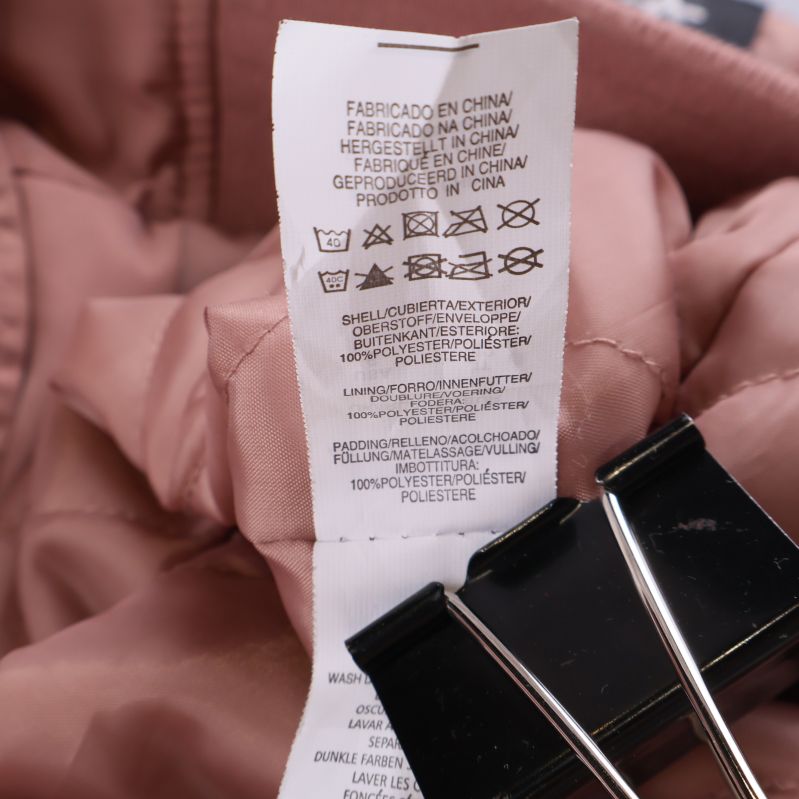 Materiallapp inuti gammelrosa bomberjacka