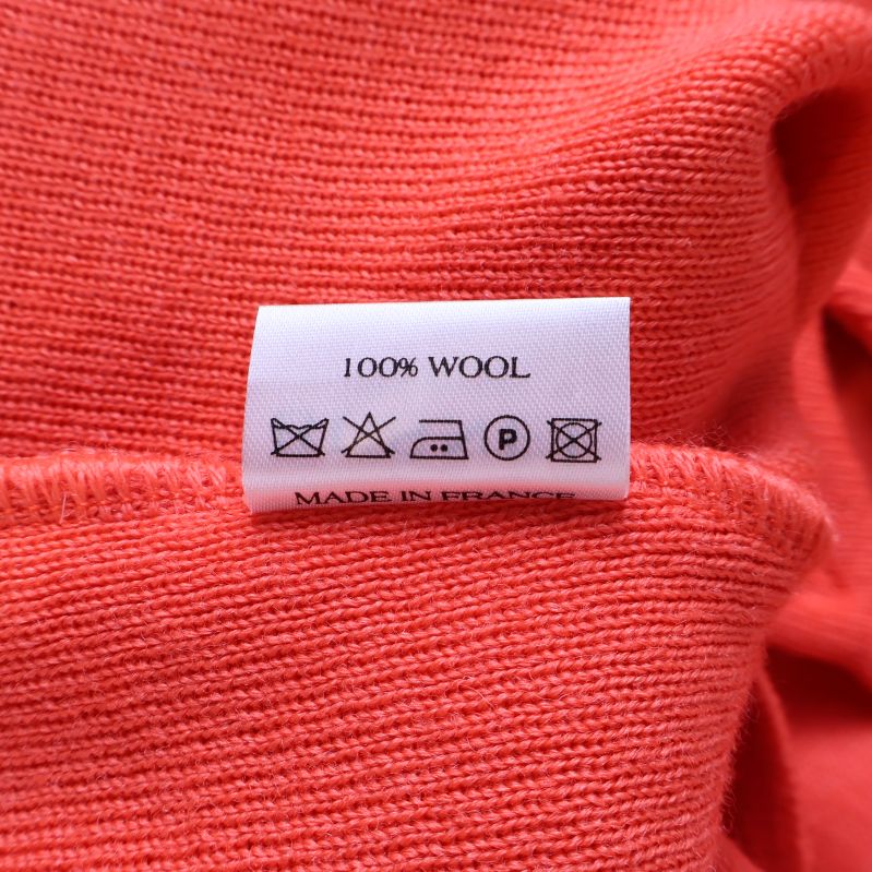 Materialetikett med texten 100% wool på insidan av kavajen