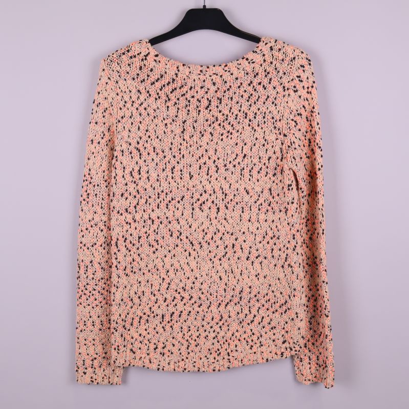 Stickad flerfärgad tröja bakifrån