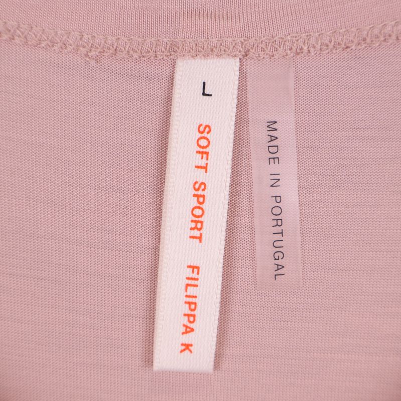 Närbild på Filippa K Soft Sport-tagg i nacken