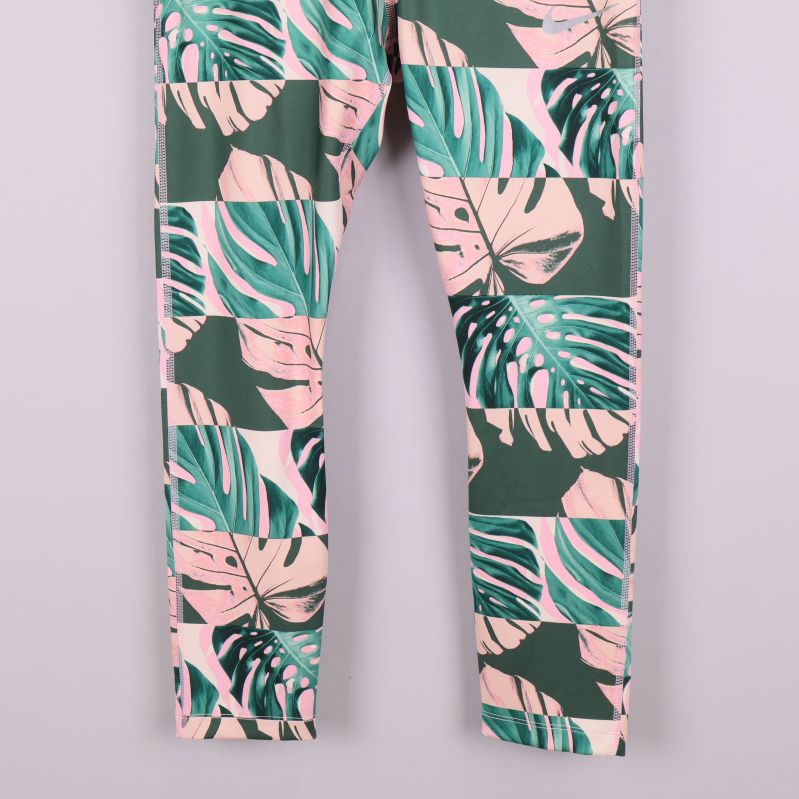 Bendelen av leggings med bladprint i grönt och rosa